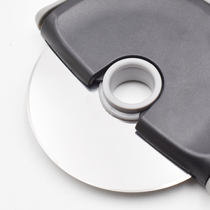 <span class=keywords><strong>Roulette</strong></span> à <span class=keywords><strong>pizza</strong></span> en acier inoxydable personnalisée avec couvercle, comprenant une <span class=keywords><strong>roulette</strong></span> pour une forme de <span class=keywords><strong>pizza</strong></span> parfaite, outils de pâtisserie pour la cuisson - Product Image 2