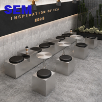 Combinaison de tabourets carrés et table basse de style industriel SEM en acier inoxydable pour cafés, snack-bars et restaurants