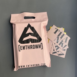 Bolsa de polietileno rosa mate con asa troquelada, bolsa de envío con asa troquelada impresa personalizada para embalaje de ropa - Product Image 5