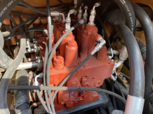 Excavatrice sur chenilles Hyundai 210 d'occasion en excellent état, pompe, roulement, boîte de vitesses, moteur d'origine du distributeur Poclain Corée - Product Image 6
