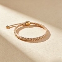 Bracelet en cuir tressé personnalisé avec fermoir doré pour un style bohème et décontracté au quotidien
