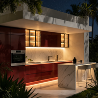 Meubles de cuisine modernes sur mesure en bois laqué rouge brillant, cuisine modulaire avec îlot en marbre et évier