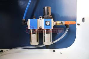 Machine de poinçonnage à tourelle CNC avancée avec système multi-outils automatique pour la fabrication de tôles à grande vitesse - Product Image 2