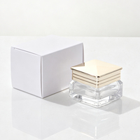 Emballage OEM, pot en acrylique de luxe vide, bouteille en verre transparente, coque carrée, couvercle en pyramide dorée, bouteille en verre pour soins de la peau