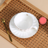 Tasse et soucoupe en porcelaine fine rétro européenne en forme de citrouille, service à thé en céramique à bord doré, vaisselle élégante pour le thé de l'après-midi, cadeau de pendaison de crémaillère