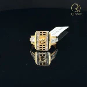 Bague élégante en or avec un motif carré moderne et des pierres étincelantes, parfaite pour les hommes élégants qui aiment les bijoux de luxe. - Product Image 3