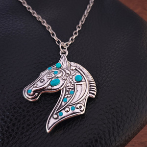 Nouveau Collier en Alliage Style Cowboy Western Vintage avec Pendentif Cheval, Tête de <span class=keywords><strong>Taureau</strong></span> en Émail Triangle Viking et Pendentif Bouclier pour <span class=keywords><strong>Couple</strong></span>, Vente en Gros - Product Image 3