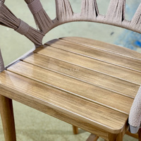 Chaise d'extérieur en bois avec dossier en corde et coussin, siège haut pour terrasse et hôtel
