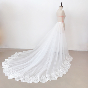 Abito da Sposa QUEENS GOWN, Semplice ed Elegante con Bordo in Pizzo, Tulle Morbido, Strascico Staccabile, Gonna Sovrapposta Avorio per il Giorno del Matrimonio - Product Image 4