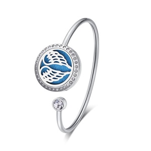 Pulsera de Acero Inoxidable 316L con Colgante de Huella de Perro de 25MM, Brazalete Difusor, Moderno y a la Moda para Niños - Product Image 5