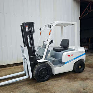 Chariot élévateur diesel TCM 3 tonnes d'occasion, modèle 2023, pour usage en restaurant, garantie 1 an, avec élévateur hydraulique et barre d'extension de transmission - Product Image 3