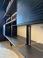 Étagère à colonnes en aluminium sur mesure avec étagères en verre, tiroirs en bois massif, bibliothèque en aluminium et bois massif, vente en gros d'usine