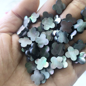 Piedras preciosas de nácar natural de concha gris, piedras de trébol de cuatro hojas, piedras de cabujón para fregona para fabricación de joyas - Product Image 1