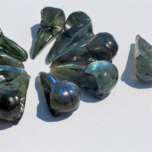 En gros 38mm Labradorite Crânes D'animaux Sculpture Cristal Artisanat <span class=keywords><strong>Bleu</strong></span> Flash Labradorite Crânes <span class=keywords><strong>De</strong></span> Corbeau pour La Décoration - Product Image 1