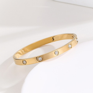 <span class=keywords><strong>Bracelet</strong></span> de luxe haut de gamme Gimmeling en acier titane électroplaqué, forme cœur, inaltérable, nouvelle collection 2024, style simple et original, vente en gros - Product Image 5