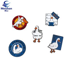 Badge de collection Meishan en alliage métallique gravé, motif dessin animé ludique <span class=keywords><strong>Gosling</strong></span> marchant sur l'herbe, nœud papillon et détail d'aile de guitare - Product Image 1