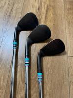 Wedge de golf à haut spin économique, tête de club forgée souple, OEM ODM, logo personnalisé, pour les coups de sauvetage sur le green