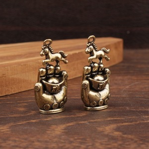 Colgantes Temáticos de Latón con Forma de Caballo y Palma con Dinero, Decoración para Hogar y Oficina, Regalo Unisex - Product Image 3