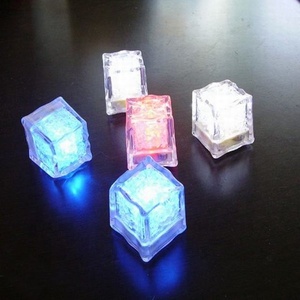 Accueil Bar Logo Printing Square Shape Glow Cubes <span class=keywords><strong>de</strong></span> glace <span class=keywords><strong>en</strong></span> plastique - Product Image 1