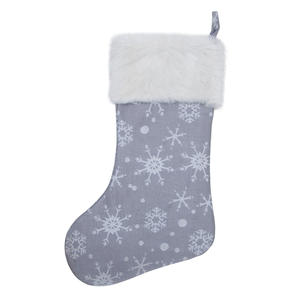 Nueva llegada, venta al por mayor, adornos navideños blancos, bolsa de regalo, bolsa de dulces bonita, medias navideñas de felpa gris - Product Image 1