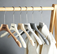 Cintre en plastique imitation bois à épaules larges, design anti-choc, pour manteaux et costumes, en acier inoxydable, pour magasin de vêtements