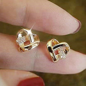 Orecchini a perno a forma di cuore per donna, accessori per l'orecchio semplici da indossare tutti i giorni - Product Image 1