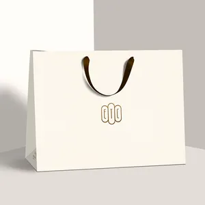 حقائب ورقية للتسوق والتعبئة قابلة لإعادة الاستخدام بطباعة مخصصة للبيع بالجملة حقيبة هدايا عيد الميلاد مزودة بيد مسك