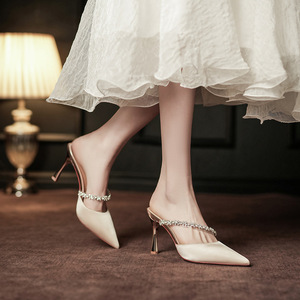 Chaussures de mariée à talon aiguille en satin à bout pointu 8189-2 avec bride en strass, escarpins à talon haut pour femmes - Product Image 1