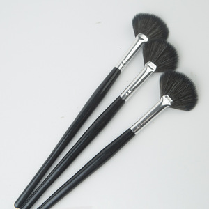 Brocha de maquillaje con mango de madera para principiantes, cerdas suaves, brocha en forma de abanico, fina y ligera, para polvos residuales. - Product Image 4