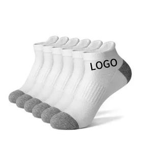 Chaussettes de sport de compression en coton noir, blanc et gris de haute qualité, personnalisées, pour hommes et femmes, courtes, pour la course à pied, la gym et les activités sportives. - Product Image 1