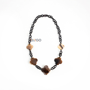 Sofisticado Collar de Cuerno de Búfalo con Diseño de Trébol, Cadena de Eslabones, Joyería Orgánica de Alta Gama, Regalo Sostenible, Uso Diario - Product Image 2