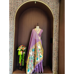 Sari de seda morado y dorado con diseño floral pintado a mano, ropa tradicional étnica para bodas, para mujeres, estilo India-Pakistán - Product Image 1