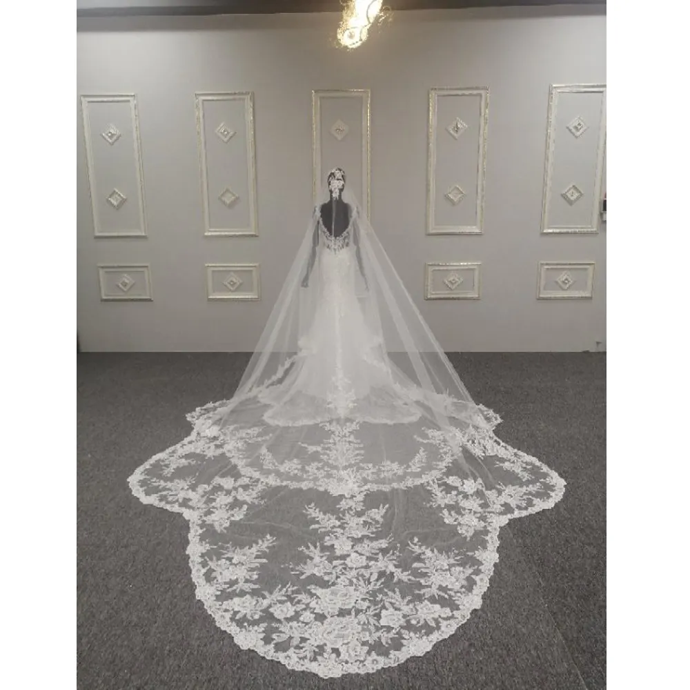 Baiyi Bride Factory Custom Crystal Beading And Sequins Off White Unique Trumpet Mermaid Wedding Gown With Veil