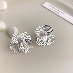 <span class=keywords><strong>Orecchini</strong></span> a Perno Minimalisti con Fiore Traforato, Placcati in Oro 14K, con Perla in Ottone e Perno in Argento, Gioielli per Donne - Product Image 3