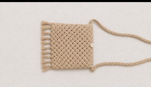 Sac à bandoulière en macramé beige avec franges et décorations coquillages, sac à main tissé style bohème pour mariage et fête - Product Image 3