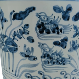 Pot cylindrique droit peint à la main avec motif de lotus bleu et blanc et de canards mandarins - Product Image 5