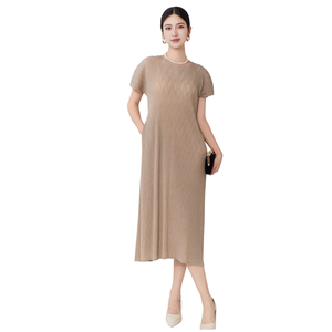 Robe midi en tricot à col rond, couleur unie, manches courtes, coupe ajustée, décontractée, pour tous les jours, tissu acrylique respirant - Product Image 1