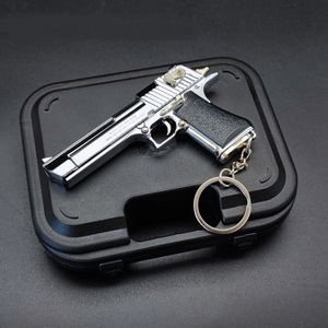 Venta al por mayor: Llavero de pistola de juguete de aleación miniatura 2024, modelo de simulación 1:3 de arma real con bala, para niños, personalizable. - Product Image 2