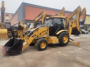 Tractopelle d'occasion japonaise, fabriquée au Japon, de marque Caterpillar, modèle CAT420F, avec une excellente qualité. - Product Image 4