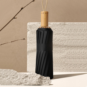 ร่มพับสามตอน 16 ซี่โครง ด้ามไม้สีดำ ไนลอนสีดำ ป้องกันแดดฝนสไตล์เรโทร - Product Image 1