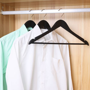 Boutique de mode Logo personnalisé Haute qualité Ensemble Top Noir Boutique Costume Cintres <span class=keywords><strong>en</strong></span> <span class=keywords><strong>bois</strong></span> pour vêtements - Product Image 6