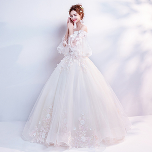 Nuovo Abito da Sposa Champagne con Scollatura a Cuore, Pizzo Floreale e Maniche a Sbuffo Lunghe - Product Image 4