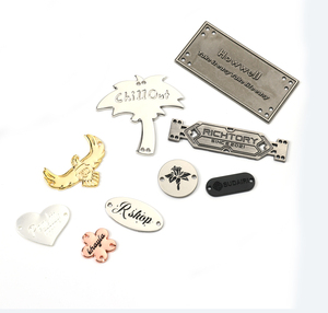 Etiquetas Metálicas 3D de Aleación para Ropa, Logotipo Grabado Personalizado, Etiquetas Pequeñas para Bolsos de Traje de Baño, Transferencias Plegables con Logotipo de Marca - Product Image 2