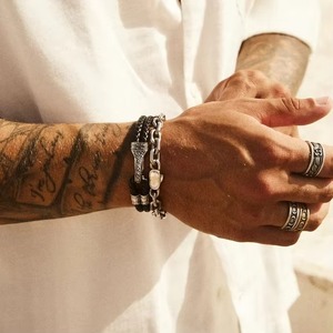 Charmes personnalisés en acier inoxydable plaqué <span class=keywords><strong>or</strong></span> <span class=keywords><strong>18</strong></span> <span class=keywords><strong>carats</strong></span> <span class=keywords><strong>Bracelet</strong></span> de créateur en corde avec du cuir pour hommes Vente en gros usine de fabrication de bijoux - Product Image 5