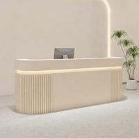 Comptoir de réception contemporain en panneaux cannelés crème, style minimaliste, avec éclairage LED, pour salon de beauté