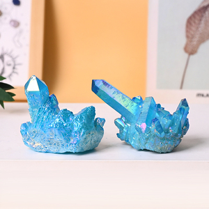 Venta al por mayor: Nuevo y moderno cristal de aura de cuarzo azul electrochapado, racimo de piedras curativas - Product Image 2
