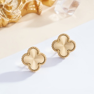 Parure de bijoux trèfle texturé JOYE pour femme en acier inoxydable plaqué or 18 carats PVD, style vintage, motif fleur porte-bonheur, collier, bracelet et boucles d'oreilles, étanche - Product Image 4