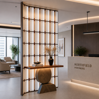 Paravent incurvé rétroéclairé à lattes, ton bois, grille avec accents bronze, éclat chaud, personnalisé pour hôtels et villas