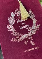 Invitation de mariage en velours bourgogne de style arabe avec invitation dorée à pompon Invitations en velours déjoué avec impression en feuille d'or
