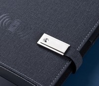 Carnet de notes en cuir 2026 avec reliure cousue, batterie externe, chargeur sans fil, clé USB 8 Go et lampe de lecture intégrée pour articles souvenirs